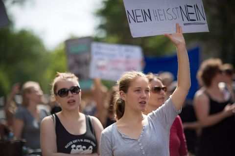 Demonstrantinnen tragen ein Schild mit der Aufschrift "Nein heisst Nein"