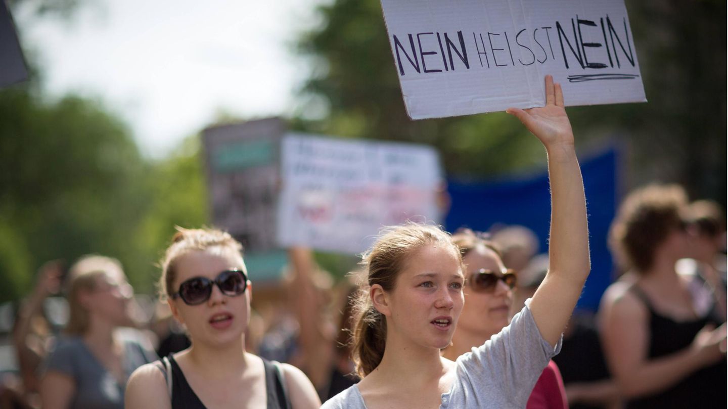 Demonstrantinnen tragen ein Schild mit der Aufschrift "Nein heisst Nein"