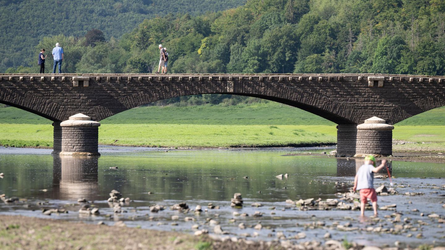 Extreme Dürre in Europa: In Hessen tauchte in diesem Jahr aufgrund der Trockenheit das sogenannte Edersee-Atlantis früher als gewöhnlich auf. Auf unserem Bild ist die Aseler Brücke zu sehen. Dabei handelt es sich um die Reste dreier aufgegebener Dörfer auf dem Seegrund. In Hessen tauchte in diesem Jahr aufgrund der Trockenheit das sogenannte Edersee-Atlantis früher als gewöhnlich auf. Auf unserem Bild ist die Aseler Brücke zu sehen. Dabei handelt es sich um die Reste dreier aufgegebener Dörfer auf dem Seegrund.