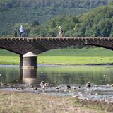 In Hessen tauchte in diesem Jahr aufgrund der Trockenheit das sogenannte Edersee-Atlantis früher als gewöhnlich auf. Auf unserem Bild ist die Aseler Brücke zu sehen. Dabei handelt es sich um die Reste dreier aufgegebener Dörfer auf dem Seegrund.