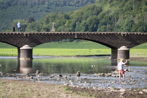 In Hessen tauchte in diesem Jahr aufgrund der Trockenheit das sogenannte Edersee-Atlantis früher als gewöhnlich auf. Auf unserem Bild ist die Aseler Brücke zu sehen. Dabei handelt es sich um die Reste dreier aufgegebener Dörfer auf dem Seegrund.