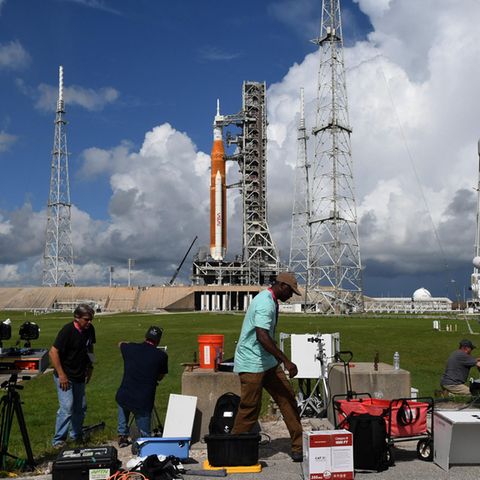 Fotografen stellen ferngesteuerte Kameras auf, als die Artemis-1-Rakete der NASA am 25. August 2022 auf der Startrampe 39-B im Kennedy Space Center in Cape Canaveral, Florida, startbereit gemacht wurde. Die Rakete wird für einen unbemannten Flug um den Mond am 29. August 2022 vorbereitet