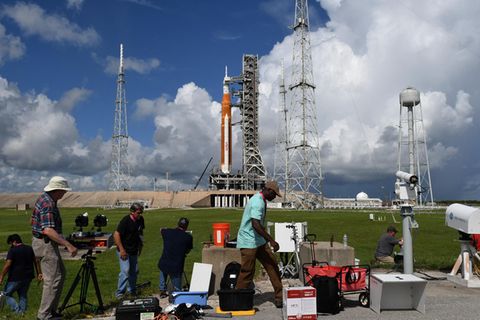 Fotografen stellen ferngesteuerte Kameras auf, als die Artemis-1-Rakete der NASA am 25. August 2022 auf der Startrampe 39-B im Kennedy Space Center in Cape Canaveral, Florida, startbereit gemacht wurde. Die Rakete wird für einen unbemannten Flug um den Mond am 29. August 2022 vorbereitet
