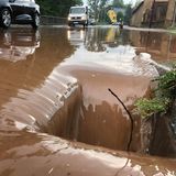 Der Dorfbach ist nach Starkregen über die Ufer getreten und hat eine Straße geflutet
