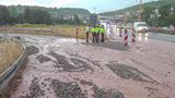 Geröll und Überflutungen blockieren nach heftigem Starkregen die Autobahn A8