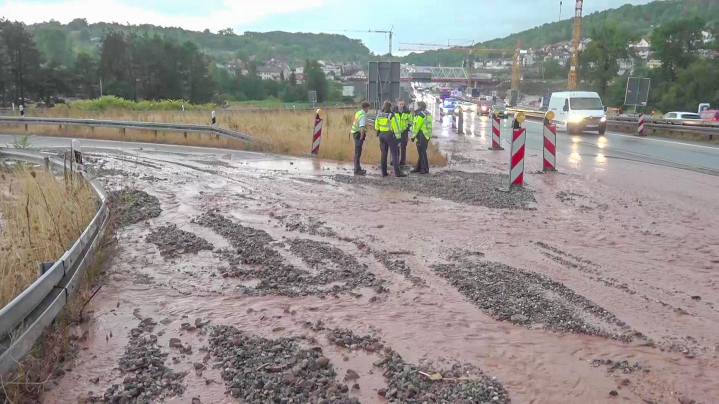 Geröll und Überflutungen blockieren nach heftigem Starkregen die Autobahn A8