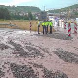 Geröll und Überflutungen blockieren nach heftigem Starkregen die Autobahn A8
