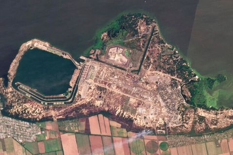 Ein Satellitenbild zeigt aufsteigenden Rauch über dem besetzten AKW Saporischschja in der Ukraine