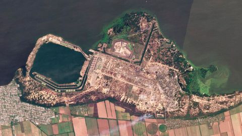 Ein Satellitenbild zeigt aufsteigenden Rauch über dem besetzten AKW Saporischschja in der Ukraine