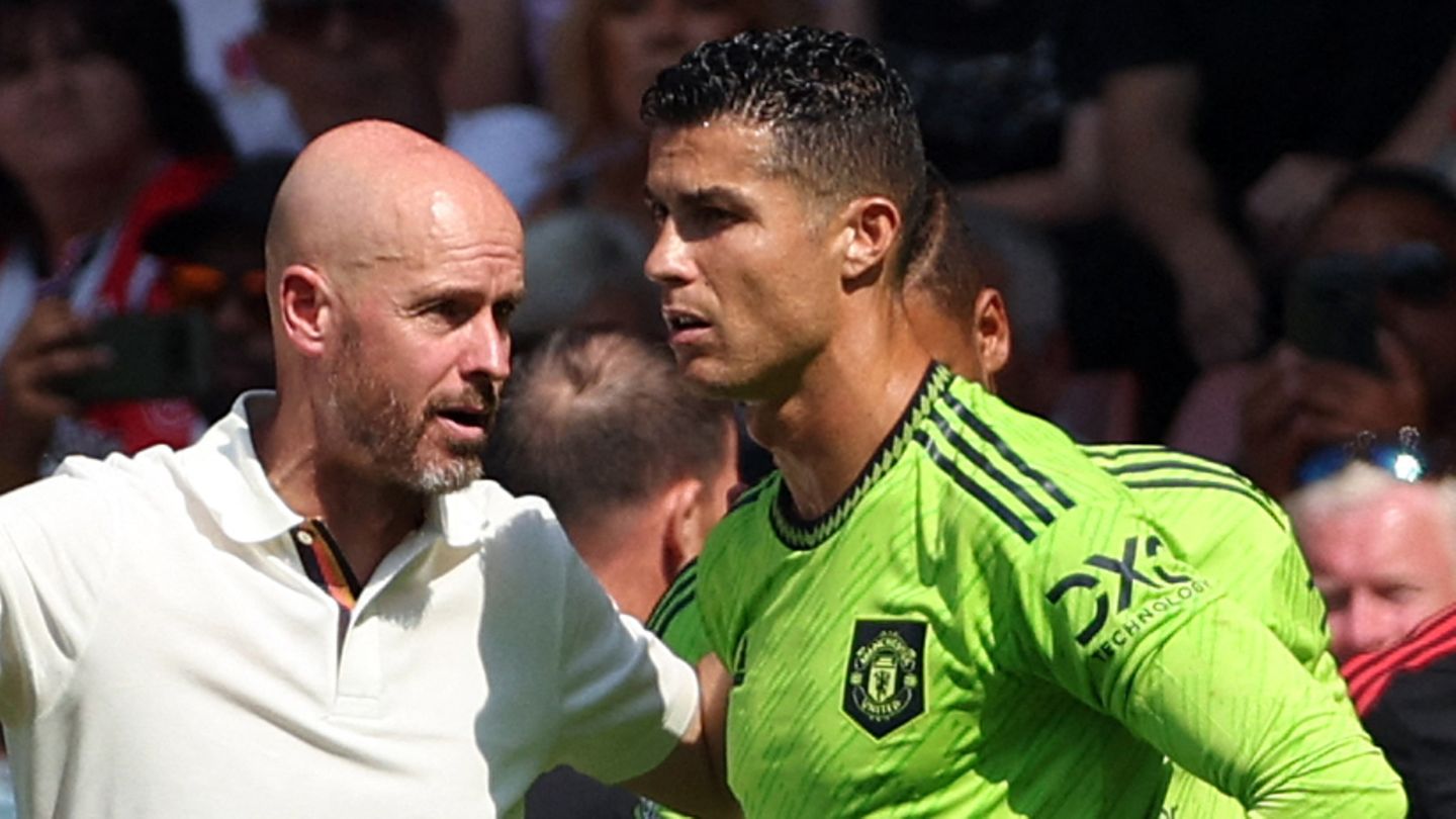 Manchester-United-Trainer Erik ten Hag (l.) gibt Ronaldo vor dessen Einwechslung Anweisungen