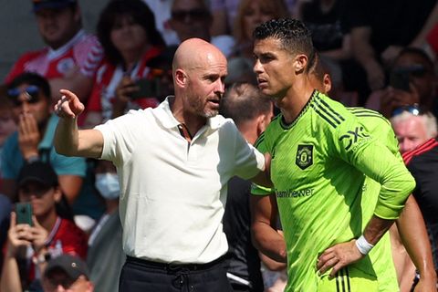 Manchester-United-Trainer Erik ten Hag (l.) gibt Ronaldo vor dessen Einwechslung Anweisungen