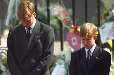 Prinz William und Prinz Harry warten mit gesenkten Köpfen auf das Vorbeitragen des Sarges ihrer Mutter