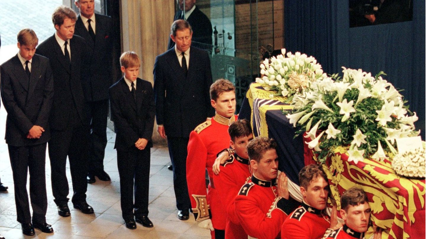 William und Harry sehen mit ihrem Vater zu, wie der Sarg ihrer Mutter zur Trauerfeier getragen wird