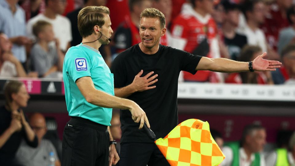 Bayern Münchens Trainer Julian Nagelsmann beschwert sich beim Linienrichter Sven Waschitzki-Gunther