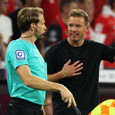 Bayern Münchens Trainer Julian Nagelsmann beschwert sich beim Linienrichter Sven Waschitzki-Gunther