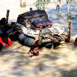 In Peschawar im Nordwesten des Landes retten Bewohner ihre Habseligkeiten auf schwimmenden Reifen. Bislang sind offiziell 1033 Menschen ums Leben gekommen. Wahrscheinlich wird die Zahl steigen, zumal die Regenfälle andauern.