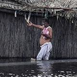 In der Sindh-Provinz im Südosten des Landes watet ein Bewohner durch das Wasser. Der pakistanische Premierminister Shehbaz Sharif verspricht eine finanzielle Soforthilfe von über 50 Millionen Euro für die Opfer der Flut.