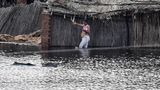In der Sindh-Provinz im Südosten des Landes watet ein Bewohner durch das Wasser. Der pakistanische Premierminister Shehbaz Sharif verspricht eine finanzielle Soforthilfe von über 50 Millionen Euro für die Opfer der Flut.