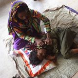 Viele Familien mussten vor den Wassermassen fliehen. Diese Frau ist mit ihrem Sohn vorerst in einer Schule untergekommen