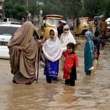 Vertriebene waten in Peschawar über eine überschwemmte Straße. Die Regierung hat den Notstand ausgerufen. Das Problem ist, dass die Regenfälle anhalten.