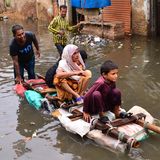 Mit allen möglichen Hilfsmitteln versuchen die Menschen, den Wassermassen zu entfliehen. 