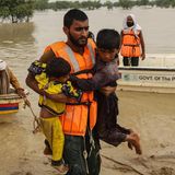 Helfer evakuieren die Menschen, wie hier im Punjab. Wie überall auf der Welt nehmen auch in Pakistan die extremen Wetterlagen durch den Klimawandel zu.