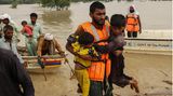 Helfer evakuieren die Menschen, wie hier im Punjab. Wie überall auf der Welt nehmen auch in Pakistan die extremen Wetterlagen durch den Klimawandel zu.