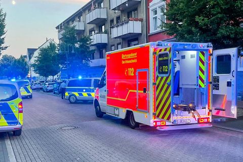 Polizei-Einsatzwagen stehen vor einem Haus in Oer-Erkenschwick