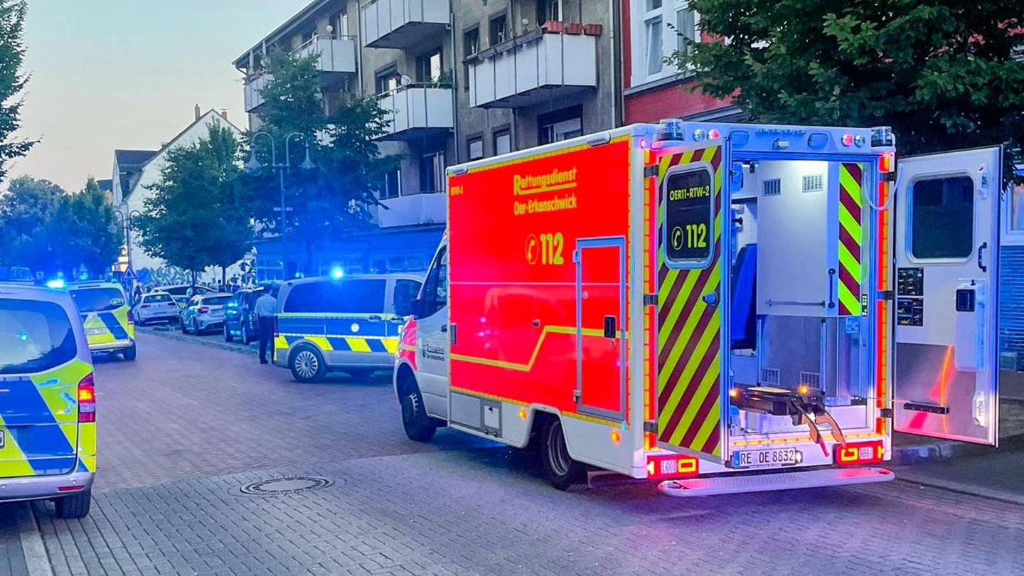 Polizei-Einsatzwagen stehen vor einem Haus in Oer-Erkenschwick
