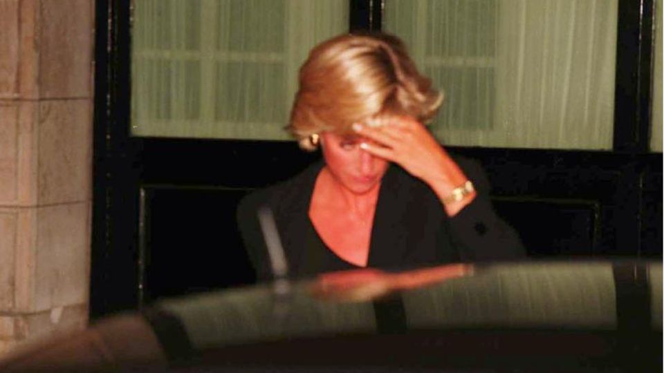 Diana verlässt kurz nach Mitternacht am 31. August 1997 das Hotel Ritz