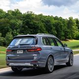 Ein BMW X7 in der seitlichen Rückansicht fährt auf einer Straße