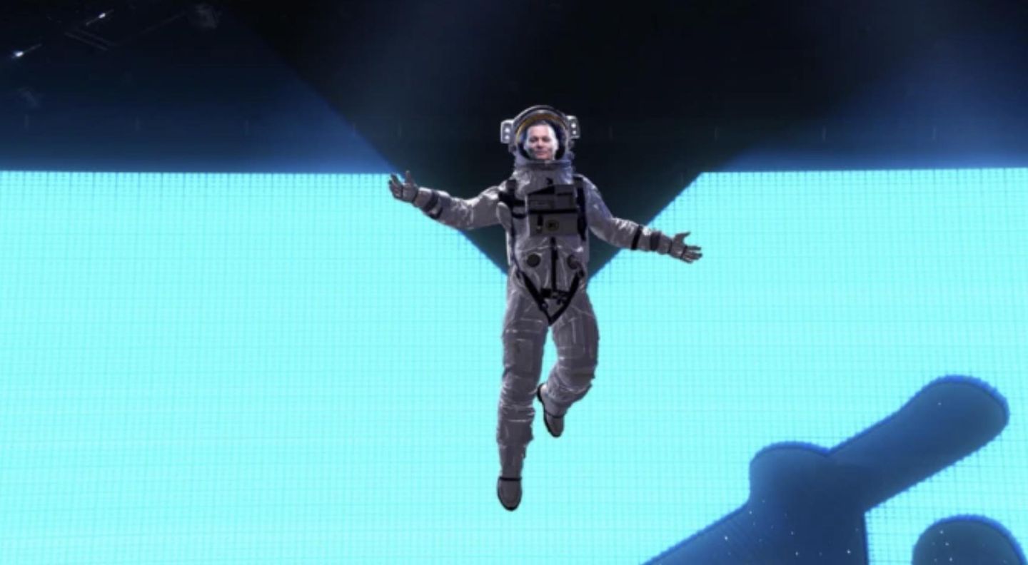 MTV Video Music Awards: Auch Johnny Depp tauchte kurz bei den VMAs auf. Allerdings so kurz, dass nur wenige Bilder von seinem Auftritt existieren. Auf seiner Instagram-Seite gibt es allerdings ein kurzes Video. Depp trat als Maskottchen der Show auf, verkleidet als der Mondmensch, wie "Deadline" und der "Hollywood Reporter" berichten. Es war der erste Auftritt des Schauspielers seit dem Verleumdungsprozess mit seiner Ex-Frau Amber Heard. Depp tauchte digital auf und schien über der Arena des Prudential Centers zu schweben. Er sagte dabei: "Und wisst ihr was? Ich brauchte die Arbeit." Auch Johnny Depp tauchte kurz bei den VMAs auf. Allerdings so kurz, dass nur wenige Bilder von seinem Auftritt existieren. Auf seiner Instagram-Seite gibt es allerdings ein kurzes Video. Depp trat als Maskottchen der Show auf, verkleidet als der Mondmensch, wie "Deadline" und der "Hollywood Reporter" berichten. Es war der erste Auftritt des Schauspielers seit dem Verleumdungsprozess mit seiner Ex-Frau Amber Heard. Depp tauchte digital auf und schien über der Arena des Prudential Centers zu schweben. Er sagte dabei: "Und wisst ihr was? Ich brauchte die Arbeit."