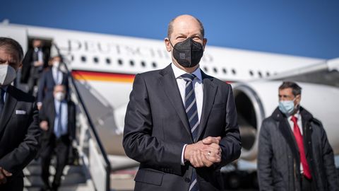 Olaf Scholz führt die Maskenpflicht im Regierungsflieger wieder ein