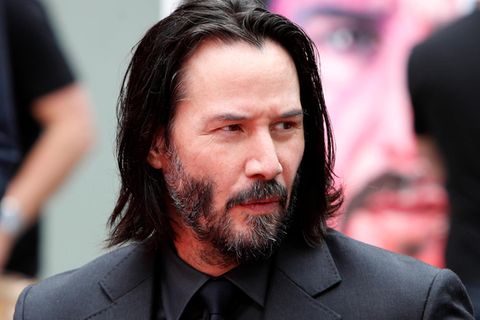 Das Brautpaar und der Schauspieler posieren für ein Foto