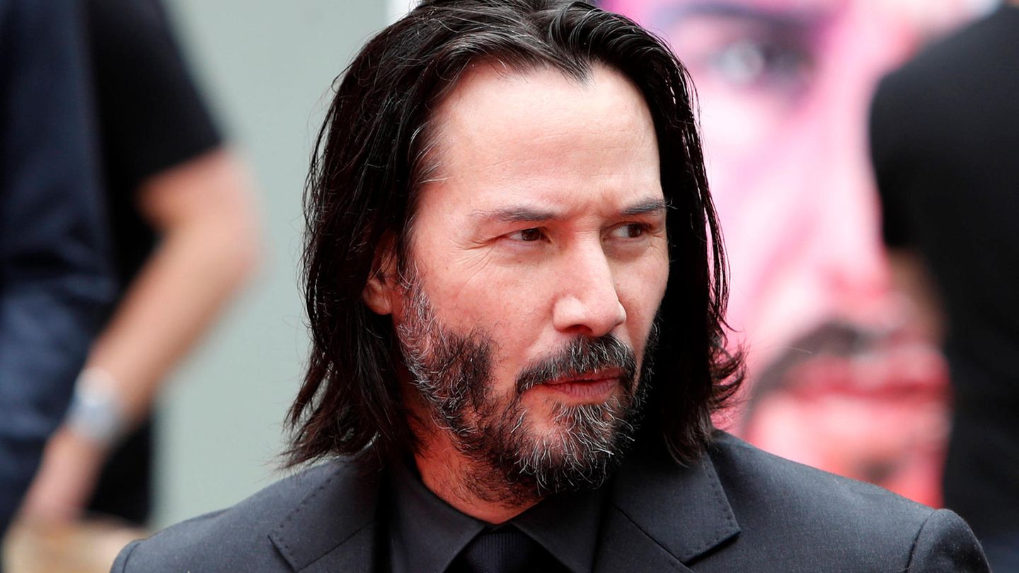 Keanu Reeves unexpectedly shows up at a wedding party