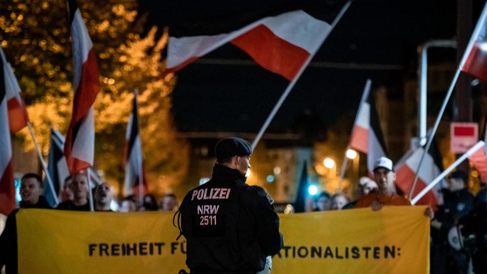 Reichsflaggen bei einer Demonstration der Partei "Die Rechte" in NRW