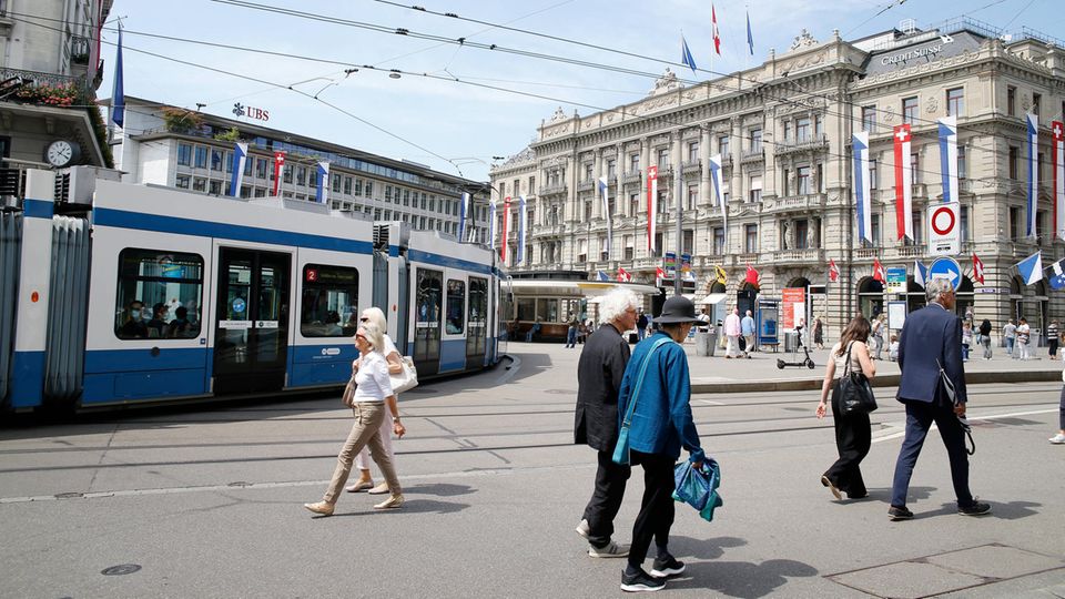 Eine Straßenbahn fährt in Zürich auf dem Paradeplatz