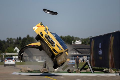 Ein Auto fliegt nach einer Kollision durch die Luft