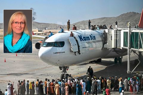 Im August 2021 klettern verzweifelte Afghanen auf ein Flugzeug in Kabul