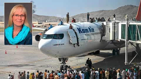 Im August 2021 klettern verzweifelte Afghanen auf ein Flugzeug in Kabul