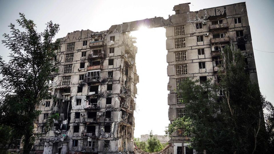 ein zerstörtes Gebäude in Mariupol