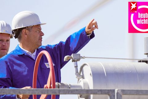 Robert Habeck besichtigt während seines Besuchs in der VNG Gasspeicher GmbH einen Kavernenspeicher. Mit der unterirdischen Wasserstoffspeicherung in Salzkavernen soll iim Energiepark ein Speicher für Grünen Wasserstoff entstehen (Archivfoto)
