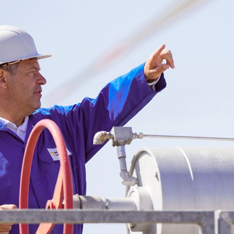 Robert Habeck besichtigt während seines Besuchs in der VNG Gasspeicher GmbH einen Kavernenspeicher. Mit der unterirdischen Wasserstoffspeicherung in Salzkavernen soll iim Energiepark ein Speicher für Grünen Wasserstoff entstehen (Archivfoto)