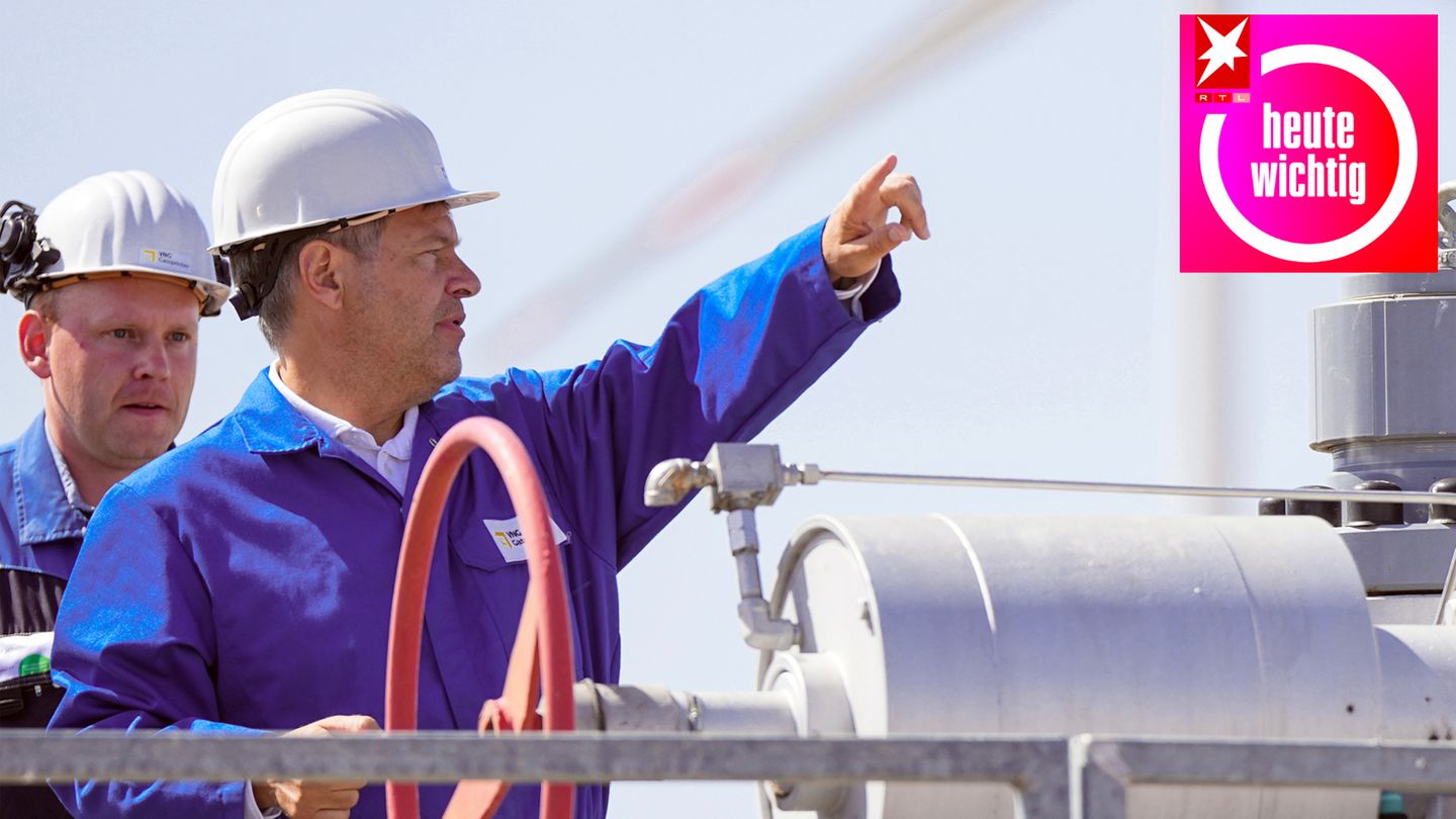 Robert Habeck besichtigt während seines Besuchs in der VNG Gasspeicher GmbH einen Kavernenspeicher. Mit der unterirdischen Wasserstoffspeicherung in Salzkavernen soll iim Energiepark ein Speicher für Grünen Wasserstoff entstehen (Archivfoto)