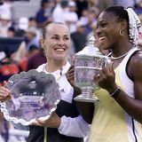Seit sie 14 Jahre ist, spielt sie auf der Profi-Tour. Kurz vor ihrem 18. Geburtstag gewinnt sie bei den US Open 1999 ihr erstes großes Turnier. Neben ihr lacht Finalgegnerin Martina Hingis.
