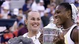 Seit sie 14 Jahre ist, spielt sie auf der Profi-Tour. Kurz vor ihrem 18. Geburtstag gewinnt sie bei den US Open 1999 ihr erstes großes Turnier. Neben ihr lacht Finalgegnerin Martina Hingis.