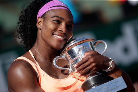Serena Williams umarmt den Erfolg mit einem charmanten Lächeln. 2015 gewinnt sie bei den French Open in Paris ihren 20. Grand-Slam-Titel
