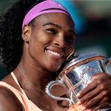 Serena Williams umarmt den Erfolg mit einem charmanten Lächeln. 2015 gewinnt sie bei den French Open in Paris ihren 20. Grand-Slam-Titel