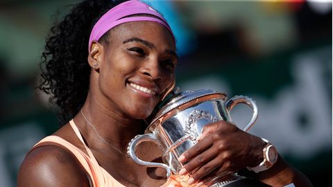Serena Williams umarmt den Erfolg mit einem charmanten Lächeln. 2015 gewinnt sie bei den French Open in Paris ihren 20. Grand-Slam-Titel
