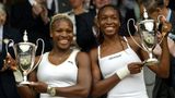 Mit ihrer Schwester Venus (r.) bildet sie ein erfolgreiches Doppel. 2002 schaffen die beiden das Kunststück, sich im Einzel-Finale von Wimbledon gegenüberzustehen, das Serena gewinnt, und im Doppel gemeinsam den Titel zu holen.
